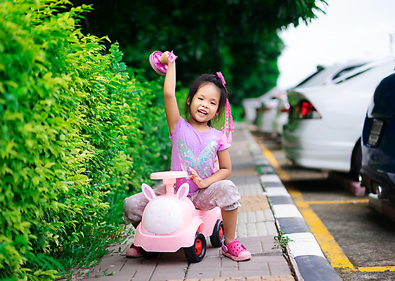 포토 JPG 해외이미지 여자 행복 어린이 장난 자동차 놀이 한명 사람 동양인 야외 컬러풀 장난감 운동 유치원 기쁨 놀이터 오솔길 해외포토 1 교육 감정 길 육상교통 컬러 건강 인종 파일형식 이미지허브