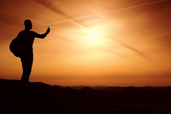 포토 JPG 해외이미지 백인 손 행복 실루엣 길 스포츠 포즈 가이드 배낭 휴식 산 그림자 한명 사람 소년 친구 여행객 계곡 봄 산책 트래킹 하이킹 장비 자유 안개 광선 가을 흰색 배낭여행 봉 깊이 백패커 절정 패기 하이커 해외포토 서양인 직업 1 계절 남자 감정 어린이 컬러 여행 컨셉 가방 관계 레저 날씨 촬영기법 신체부위 자신감 파일형식 이미지허브