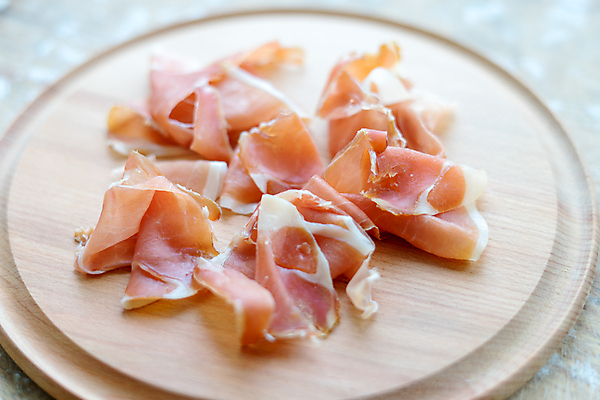 포토 JPG 해외이미지 전통 음식 조각 백그라운드 재료 부분 치즈 건강 육류 돼지고기 요리 사람없음 목재 빨간색 초록색 식당 식사 저녁식사 이탈리아 시골 파마 스페인 아침식사 애피타이저 먹기 유기농 올리브 햄 베이컨 로즈메리 훈제 살라미 스페인어 식품점 치유 타파스 해외포토 나무 헤어스타일 웰빙 열매 유럽 컬러 식재료 모션 유제품 상점 허브 파일형식 이미지허브