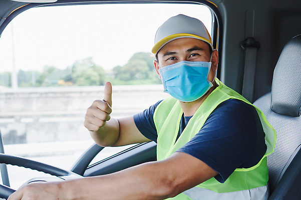 포토 JPG 해외이미지 직업 남자 행복 산업 비즈니스 교통시설 자동차 노동자 건강 가면 한명 미소 안전 사람 동양인 성인 30대 건강관리 운전 화물 업무 작업 운전사 바이러스 닫기 보호 질병 서비스 짐차 트레일러 전염병 해외포토 1 감정 육상교통 교통 컨셉 의학 모션 표정 관리 인종 장년 운송업 시설 파일형식 이미지허브