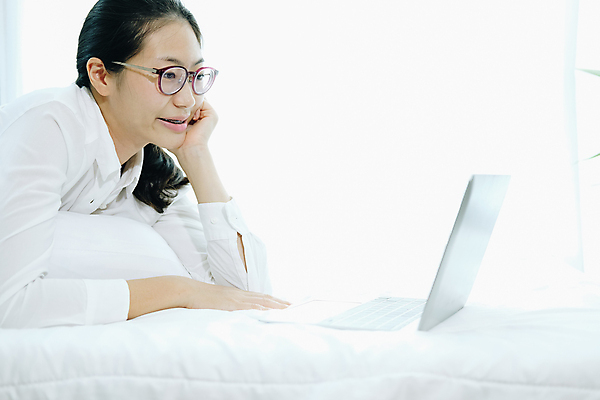 포토 JPG 해외이미지 라이프스타일 여자 인터넷 통신 아침 주택 한명 노트북 컴퓨터 침실 방 침대 연결 무선전화기 해외포토 주간 1 가구 사람 건물 생활 전자제품 전화기 파일형식 이미지허브