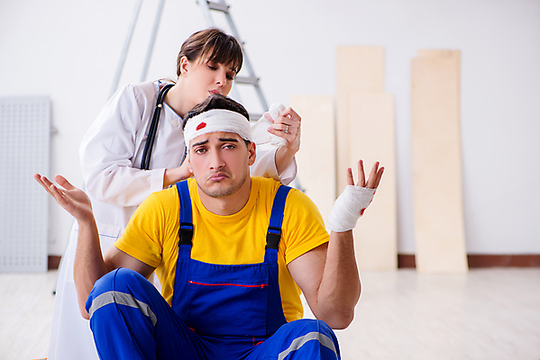 포토 JPG 해외이미지 여자 남자 노동자 실내 앉기 상반신 성인 두명 앞모습 치료 환자 의사 붕대 붕대감기 응급치료 성인만 해외포토 직업 뷰포인트 의학 모션 사람 내부 의료진 감싸기 파일형식 이미지허브