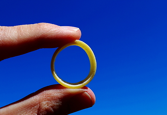 포토 JPG 해외이미지 모양 손가락 하늘 파스타 요리 사람없음 파란색 엄지손가락 반지 원형 닫기 손톱 묘사 인덱스 반대 마카로니 생식 충고 해외포토 도형 손 컬러 장신구 모션 서양음식 파스타면 파일형식 이미지허브