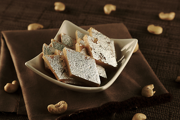 포토 JPG 해외이미지 전통 음식 디저트 사람없음 갈색 과자 식사 견과류 신선 사발 달콤 맛 은색 인도인 은박지 캐슈넛 해외포토 외국인 컬러 컨셉 동양인 사기그릇 파일형식 이미지허브