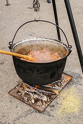 포토 JPG 해외이미지 전통 접시 유럽 음식 토마토 채소 재료 탁자 양파 감자 파프리카 따뜻함 마늘 육류 사람없음 목재 빨간색 숟가락 식사 저녁식사 소고기 시골 신선 뜨거움 사발 맛 수프 냄비 허브 향신료 후추 루마니아 훈제 점심식사 해외포토 나무 식물 식기 나라 컬러 가구 컨셉 식재료 수저 사기그릇 솥 향미료 파일형식 이미지허브
