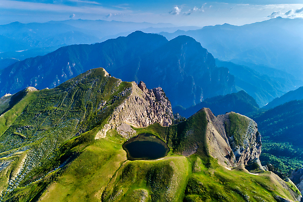 포토 JPG 해외이미지 호수 여행 백그라운드 자연 하늘 휴가 휴식 산 안테나 파노라마 국립공원 풍경 사람없음 야외 초록색 물 여름 파란색 태양 맑음 놀람 트래킹 정상 그리스 내추럴 드론 이국적 인기 파라다이스 환상 해외포토 자연요소 계절 공원 감정 유럽 컬러 컨셉 통신 레저 날씨 촬영기법 표정 생태계 파일형식 이미지허브