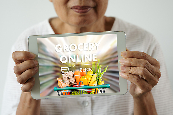 포토 JPG 해외이미지 백인 라이프스타일 긴머리 잡화 음식 인터넷 채소 과일 비즈니스 모바일 주택 실내 웃음 사람 사람없음 쇼핑 세일 바구니 상점 백발 신선 잡기 자신감 시장 구매 상품 은퇴 고객 서비스 상업 질서 소매 온라인 슈퍼마켓 전자상거래 해외포토 서양인 헤어스타일 감정 모션 표정 내부 건물 생활 예절 파일형식 이미지허브