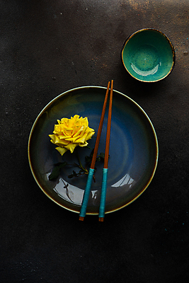 포토 JPG 해외이미지 식기 접시 젓가락 검은배경 사람없음 장미 해외포토 꽃 백그라운드 수저 검은색 파일형식 이미지허브