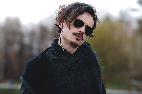 포토 JPG 해외이미지 백인 모델 학생 외관 응시 남자 감정 유럽 안경 얼굴 벽 백그라운드 수염 실내 한명 미소 사람 소년 선글라스 노란색 유행 공백 표현 내추럴 감탄 스타일 해외포토 서양인 1 시선 잡화 나라 어린이 컬러 표정 내부 신체부위 파일형식 이미지허브