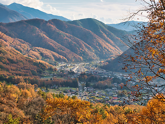 포토 JPG 해외이미지 주간 구름 단풍 낙엽 단풍나무 산 풍경 사람없음 야외 마을 가을풍경 가을 산등성이 해외포토 자연요소 나무 계절 잎 파일형식 가을_계절 이미지허브