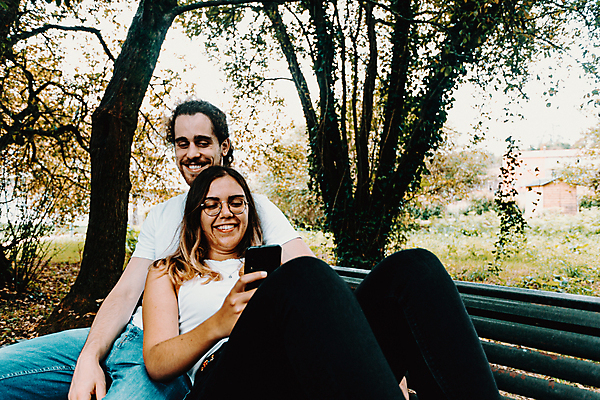 포토 JPG 해외이미지 커플 공원 여자 꽃 행복 겨울 데이트 통신 모바일 발렌타인데이 선물 사랑 미소 사람 두명 스마트폰 놀람 도시 주기 해외포토 식물 계절 공공시설 감정 관계 모션 데이이벤트 표정 핸드폰 스마트기기 파일형식이미지허브 