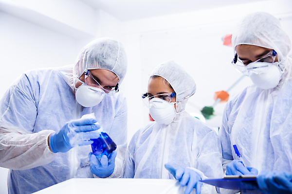 포토 JPG 해외이미지 여자 남자 과학 실내 실험기구 실험 마스크 들기 상반신 성인 앞모습 세명 기록 실험복 실험실 과학자 플라스크 문서 보안경 서류판 연구소 성인만 방호복 해외포토 직업 옷 뷰포인트 모션 사람 내부 사무용품 가운 안전장비 학자 파일형식 이미지허브