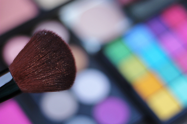 포토 JPG 해외이미지 직업 얼굴 분홍색 백그라운드 그림자 미술 사람없음 초록색 파란색 세트 컬러풀 유행 보라색 페인트 화장품 립스틱 붓 화려 팔레트 상품 가루 볼터치 수집 피부 피부관리 만들기 윤곽 예술가 아이섀도 조립 돌봄 해외포토 컬러 컨셉 모션 문화예술 신체부위 화장 뷰티 파일형식 이미지허브