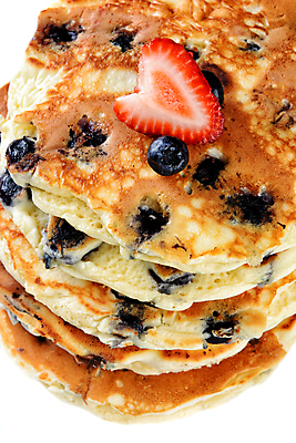 포토 JPG 해외이미지 접시 음식 탁자 딸기 따뜻함 건강 요리 사람없음 빨간색 쌓기 주방 식당 식사 흰색 시골 신선 아침식사 먹기 블루베리 각도 머리위 팬케이크 핸드메이드 안락 해외포토 식기 컬러 가구 컨셉 과일 모션 케이크 상점 파일형식 이미지허브