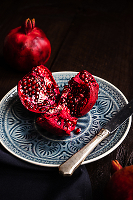 포토 JPG 해외이미지 컨셉 재료 탁자 요리 사람없음 목재 주방 식사 어둠 수확 시골 칼 질감 날것 석류 해외포토 나무 가구 농업 과일 파일형식 이미지허브