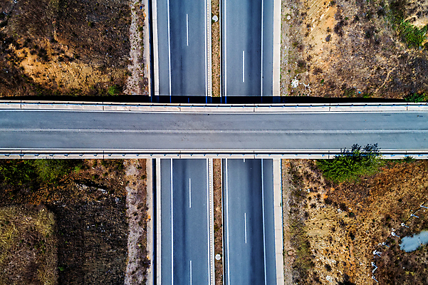 포토 JPG 해외이미지 도로 길 여행 건축양식 교통시설 자동차 거리 안테나 경사 사람없음 야외 도시 고가도로 고속도로 고리 정상 방향 교차로 속도 건너기 구름다리 드론 루트 콘크리트 해외포토 건축 육상교통 교통 통신 모션 다리_건축물 시설 파일형식 이미지허브