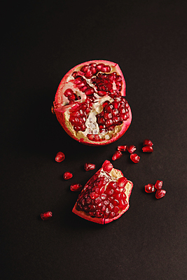 포토 JPG 해외이미지 검은배경 사람없음 검은색 낟알 날것 석류 석류알 해외포토 컬러 백그라운드 과일 파일형식 이미지허브