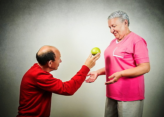 포토 JPG 해외이미지 백인 라이프스타일 커플 여자 노년 남자 행복 프로포즈 과일 가족 관계 남편 주택 함께함 건강 선물 사랑 사람 성인 두명 초록색 노란색 흰색 아내 달콤 60대 사과 은퇴 옛날 해외포토 서양인 감정 컬러 컨셉 건물 생활 맛 파일형식 이미지허브