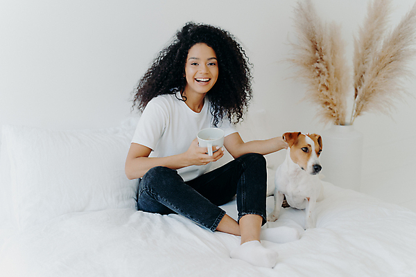 포토 JPG 해외이미지 전신 여자 행복 휴식 실내 사랑 한명 사람 앉기 상반신 성인 앞모습 반려동물 침실 방 침대 개 성인여자한명만 해외포토 동물 1 감정 뷰포인트 가구 컨셉 포유류 모션 내부 여자한명만 성인여자만 파일형식 이미지허브