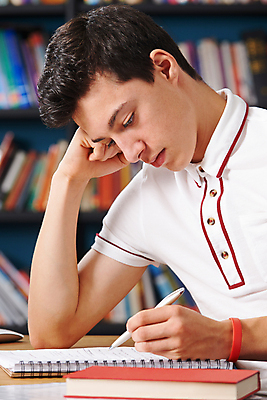 포토 JPG 해외이미지 백인 학생 응시 교육 남자 학교 선반 스트레스 실내 피곤 한명 사람 앉기 건물 10대 책 세로 독서 작업 도서관 고민 교과서 문제 압력 해외포토 서양인 1 건축물 시선 감정 가구 컨셉 모션 청소년 교재 내부 파일형식 이미지허브