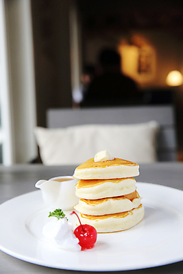 포토 JPG 해외이미지 접시 탁자 디저트 실내 사람없음 아웃포커스 체리 달콤 크림 버터 팬케이크 수플레 시럽컵 해외포토 식기 음식 가구 과일 촬영기법 내부 케이크 맛 파일형식 이미지허브