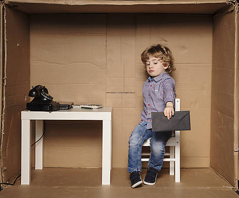 포토 JPG 해외이미지 전신 응시 남자 어린이 비즈니스 봉투 선물 한명 들기 소년 옆모습 상자 사무실 검은색 잡기 업무 비즈니스맨 범죄 만족 획득 뇌물 소년만 소년한명만 해외포토 1 시선 감정 뷰포인트 컬러 모션 사람 작업 직장인 남자만 남자한명만 어린이만 파일형식 이미지허브