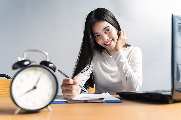 포토 JPG 해외이미지 직업 회사 비즈니스 휴식 스트레스 갈색머리 직장 피곤 앉기 사람없음 금융 노트북 컴퓨터 사무실 기댐 자명종 잠 업무 작업 비즈니스우먼 작업장 야간 종업원 책상 낮잠 두통 업무과다 비서 경영 체크리스트 치유 프리랜서 중소기업 해외포토 자연요소 헤어스타일 여자 산업 시계 가구 컨셉 모션 경제 전자제품 알람 직장인 질병 파일형식 이미지허브