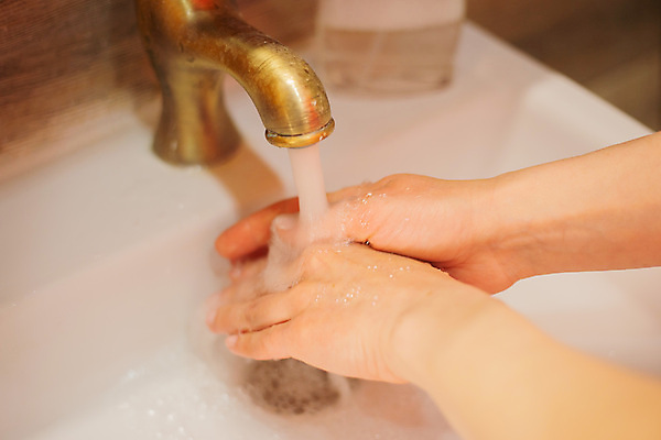 포토 JPG 해외이미지 손 어린이 신체 건강 관리 사람 사람없음 물 목욕 거품 젖음 욕실 액체 씻기 빨래 청소 싱크대 수도꼭지 비누 돌봄 위생관리 해외포토 자연요소 가사 모션 신체부위 위생용품 청결 개수대 파일형식 이미지허브