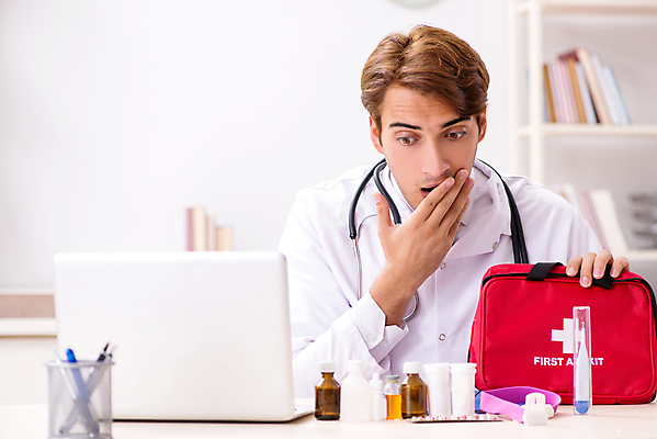 포토 JPG 해외이미지 남자 실내 한명 상반신 성인 앞모습 놀람 의사 구급상자 입가림 의약용품 성인남자한명만 해외포토 1 감정 뷰포인트 표정 사람 내부 의료진 가림 의료용품 오브젝트 남자한명만 성인남자만 파일형식 이미지허브