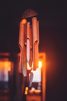 포토 JPG 해외이미지 종교 음악 바람 주택 실내 매달리기 사람없음 목재 장식 빛 일출 소리 일몰 수확 종 기구 사찰 영혼 대나무 명상 오브젝트 신성 멜로디 뮤지컬 숭배 추 핸드메이드 해외포토 자연요소 나무 농업 재료 종교건축 모션 날씨 문화예술 내부 건물 노을 파일형식 이미지허브