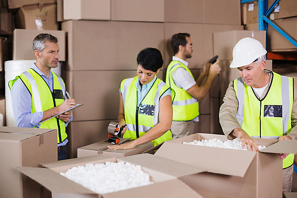 포토 JPG 해외이미지 백인 여자 남자 40대 중년 50대 포장 노동자 실내 여러명 상반신 20대 성인 앞모습 옆모습 30대 상자 작업 안전모 집중 물류창고 해외포토 서양인 직업 뷰포인트 다수 컨셉 사람 청년 내부 장년 헬멧 안전장비 창고 파일형식 이미지허브