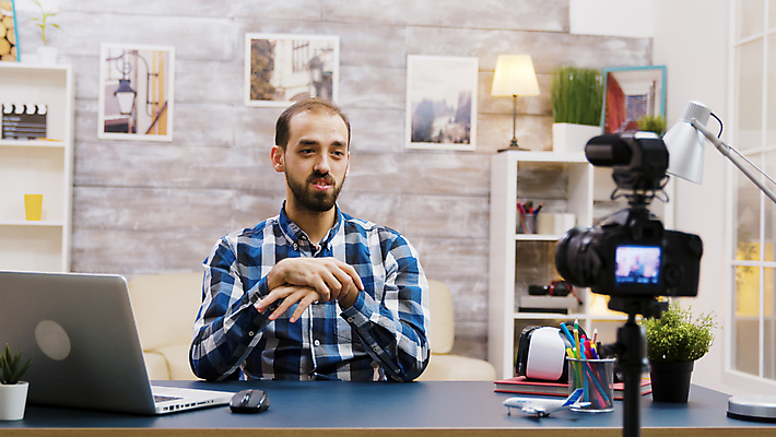 포토 JPG 해외이미지 남자 화초 액자 창문 책장 한명 상반신 성인 앞모습 노트북 카메라 촬영 스탠드 책상 연필꽂이 방송 손모으기 촬영실 성인남자한명만 유튜버 해외포토 식물 1 뷰포인트 가구 문구용품 조명 사람 손짓 전자제품 공간 남자한명만 성인남자만 파일형식 크리에이터 이미지허브