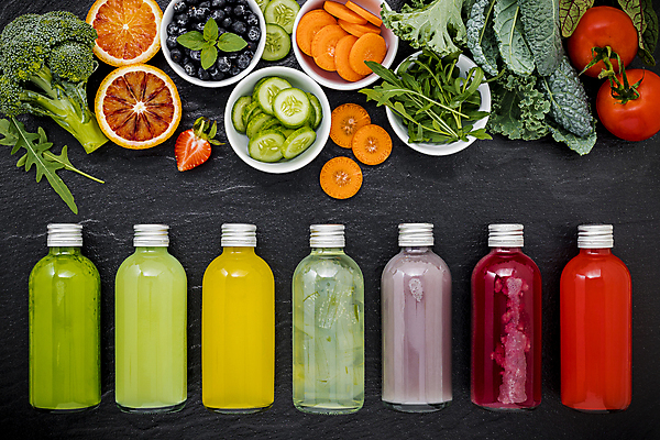 포토 JPG 해외이미지 그릇 토마토 딸기 검은배경 오이 실내 사람없음 하이앵글 당근 과일주스 야채주스 브로콜리 자몽 블루베리 건강식 스무디 음료수병 디톡스 해외포토 식기 음료 음식 뷰포인트 백그라운드 채소 과일 뿌리채소 건강 내부 검은색 주스 병_담는 파일형식 이미지허브