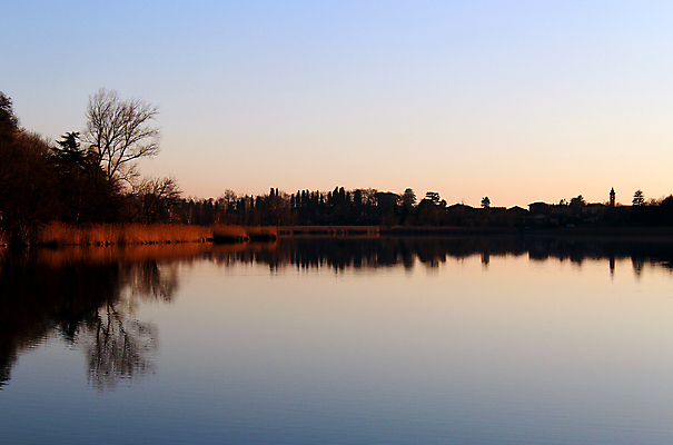 포토 JPG 해외이미지 나무 실루엣 호수 겨울 자연 하늘 표면 산 풍경 경사 사람없음 옆모습 가로 물 파란색 반사 평화 환경 황혼 일몰 이탈리아 플랫 알프스 장면 대칭 해외포토 자연요소 식물 계절 유럽 뷰포인트 컬러 컨셉 촬영기법 노을 생태계 파일형식 이미지허브