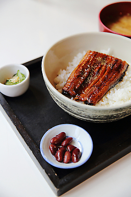 포토 JPG 해외이미지 젓가락 밥 따뜻함 사람없음 해물요리 뜨거움 사발 장어 해외포토 음식 수저 어류 사기그릇 해산물 파일형식 이미지허브