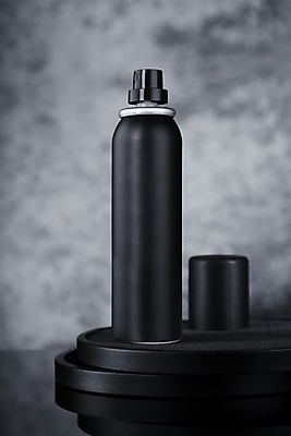 포토 JPG 해외이미지 포장 사람없음 반사 금속 검은색 어둠 화장품 공백 캔 컨테이너 향수 오브젝트 향기 아로마 분무기 데오드란트 캡모자 목업 해외포토 모자_잡화 산업 컬러 재질 뷰티 냄새 파일형식 이미지허브