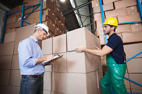 포토 JPG 해외이미지 백인 남자 노동자 실내 들기 상반신 20대 성인 두명 옆모습 30대 상자 기록 비즈니스맨 안전모 물류창고 성인남자만 해외포토 서양인 직업 뷰포인트 비즈니스 모션 사람 청년 내부 장년 직장인 헬멧 안전장비 창고 남자만 성인만 파일형식 이미지허브