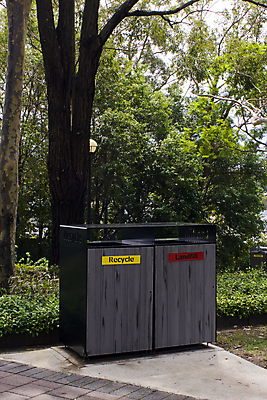 포토 JPG 해외이미지 나무 공원 사람없음 야외 빨간색 초록색 파란색 울타리 상자 환경 금속 정원 재활용 쓰레기통 캔 쓰레기 폐기물 컨테이너 플라스틱 오브젝트 서명 낭비 고립 생태학 해외포토 식물 공공시설 교육 산업 컬러 컨셉 재질 담장 친환경 파일형식 이미지허브