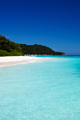 포토 JPG 해외이미지 아시아 모래 파도 바다 섬 여행 교통시설 태국 자연 하늘 휴가 주택 동양인 풍경 사람없음 야외 가로 초록색 물 여름 파란색 컬러풀 항구 맑음 만 보트 속도 활 휴양지 다이빙 타운 파라다이스 수평선 해외포토 자연요소 계절 나라 컬러 교통 배_교통 날씨 인종 건물 수영 장소 도시 시설 생태계 수중스포츠 파일형식 이미지허브