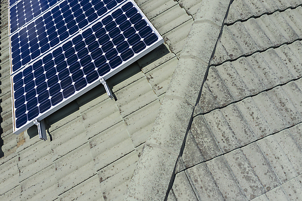 포토 JPG 해외이미지 건축양식 지붕 주택 사람없음 야외 건물 파란색 햇빛 태양 반사 힘 에너지 판넬 타일 드론 해외포토 자연요소 건축물 건축 컬러 파일형식 이미지허브