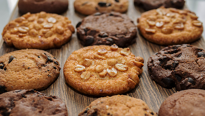 포토 JPG 해외이미지 전통 음식 백그라운드 디저트 건강 요리 사람없음 갈색 쿠키 과자 케이크 초콜릿 식사 빵집 견과류 흰색 대접 신선 원형 달콤 맛 아침식사 폐기물 낟알 유혹 설탕 자르기 시리얼 굽기 먹기 크림 땅콩 칼로리 버터 건포도 고립 부스러기 오트밀 페스츄리 해로움 핸드메이드 해외포토 도형 빵 컬러 컨셉 모션 포도 상점 쓰레기 구이 건과일 파일형식 귀리 이미지허브