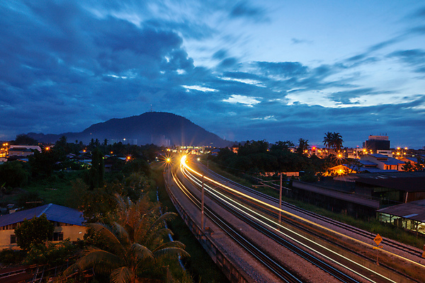 포토 JPG 해외이미지 길 여행 이동 교통시설 자국 모션 사람없음 야외 빛 도시풍경 기차 속도 타운 말레이시아 블러 선로 해외포토 아시아 육상교통 교통 컨셉 대중교통 풍경 도시 시설 파일형식 이미지허브