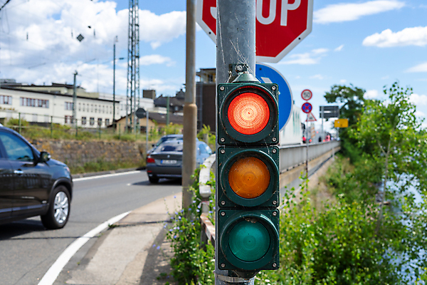 포토 JPG 해외이미지 유럽 도로 컨셉 거리 경고 안전 사람 사람없음 빨간색 초록색 빛 컬러풀 산책 운전 차도 램프 도시 보행자 교차로 심볼 오브젝트 사인 신호 보안 타운 바둑 단계 규정 그만 방법 제어 해외포토 나라 길 컬러 교통시설 모션 놀이 휴식 조명 파일형식 이미지허브