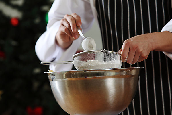 포토 JPG 해외이미지 남자 실내 한명 들기 상반신 성인 앞모습 아웃포커스 제과 숟가락 채망 설탕 믹싱볼 성인남자한명만 해외포토 1 그릇 뷰포인트 모션 주방용품 촬영기법 수저 사람 내부 제과제빵 남자한명만 성인남자만 파일형식 이미지허브