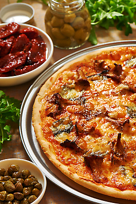 포토 JPG 해외이미지 전통 접시 음식 조각 잎 토마토 치즈 건조 피자 패스트푸드 쟁반 요리 사람없음 주방 식당 식사 저녁식사 버섯 이탈리아 빵집 로켓 시골 신선 항아리 사발 맛 굽기 먹기 허브 향신료 올리브 반죽 밀가루 바질 토마토소스 루꼴라 퀼트 해외포토 식물 식기 열매 유럽 컨셉 채소 모션 유제품 서양음식 상점 도자기 사기그릇 소스_음식 인스턴트 가루 구이 향미료 파일형식 이미지허브