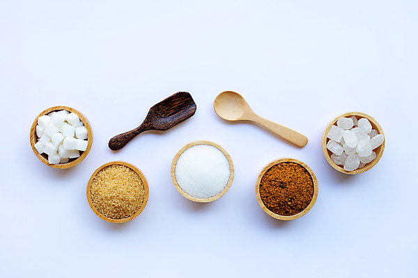 포토 JPG 해외이미지 식재료 실내 종류 사람없음 조미료 달콤 설탕 각설탕 흰배경 나무숟가락 나무그릇 황설탕 해외포토 그릇 백그라운드 내부 목재 숟가락 흰색 맛 향미료 파일형식 이미지허브