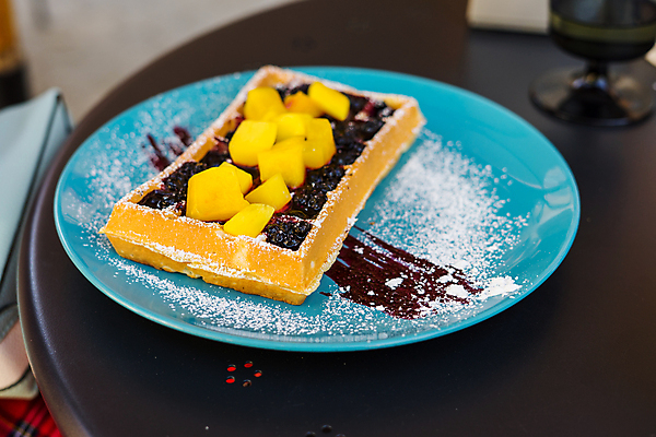 포토 JPG 해외이미지 접시 열매 음식 조각 백그라운드 과일 탁자 아침 디저트 건강 요리 사람없음 파란색 노란색 과자 초콜릿 식사 빵집 흰색 신선 황금 달콤 맛 아침식사 설탕 굽기 먹기 크림 블루베리 벨기에 시럽 망고 블랙베리 와플 내추럴 점심식사 페스츄리 핸드메이드 해외포토 주간 식물 식기 빵 컬러 가구 컨셉 모션 상점 구이 열대과일 서유럽 파일형식 이미지허브