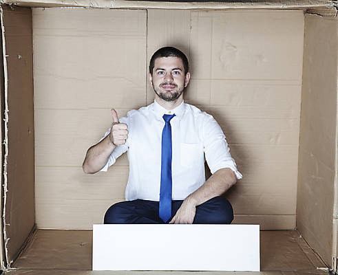 포토 JPG 해외이미지 전신 백인 남자 한명 앉기 성인 앞모습 상자 사무실 비즈니스맨 갇힘 답답함 성인남자한명만 카피스페이스 해외포토 서양인 1 뷰포인트 비즈니스 모션 사람 공백 직장인 감각 남자한명만 성인남자만 파일형식 이미지허브