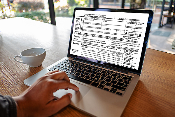 포토 JPG 해외이미지 백인 컨셉 돈 의자 일러스트 비즈니스 주택 사람 사람없음 금융 경제 노트북 컴퓨터 사무실 스크린 회색 시간 업무 비즈니스맨 책상 검색 그림 서식 문서 영수증 수익 온라인 회계 계산서 빚 계좌 세금 수입 과세 해외포토 서양인 남자 컬러 가구 건물 전자제품 작업 직장인 재산 파일형식 이미지허브
