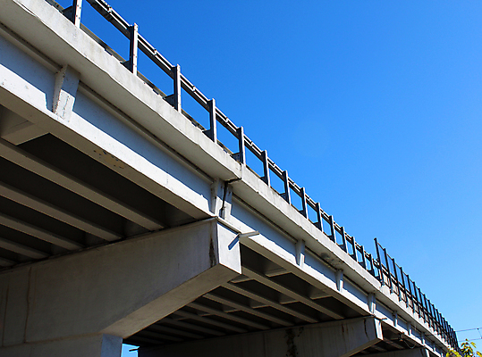 포토 JPG 해외이미지 도로 교통시설 하늘 경비 사람없음 건물 파란색 빛 도시 고가도로 공학 지원 콘크리트 해외포토 건축물 교육 길 컬러 교통 안전 고속도로 보호 시설 파일형식 이미지허브